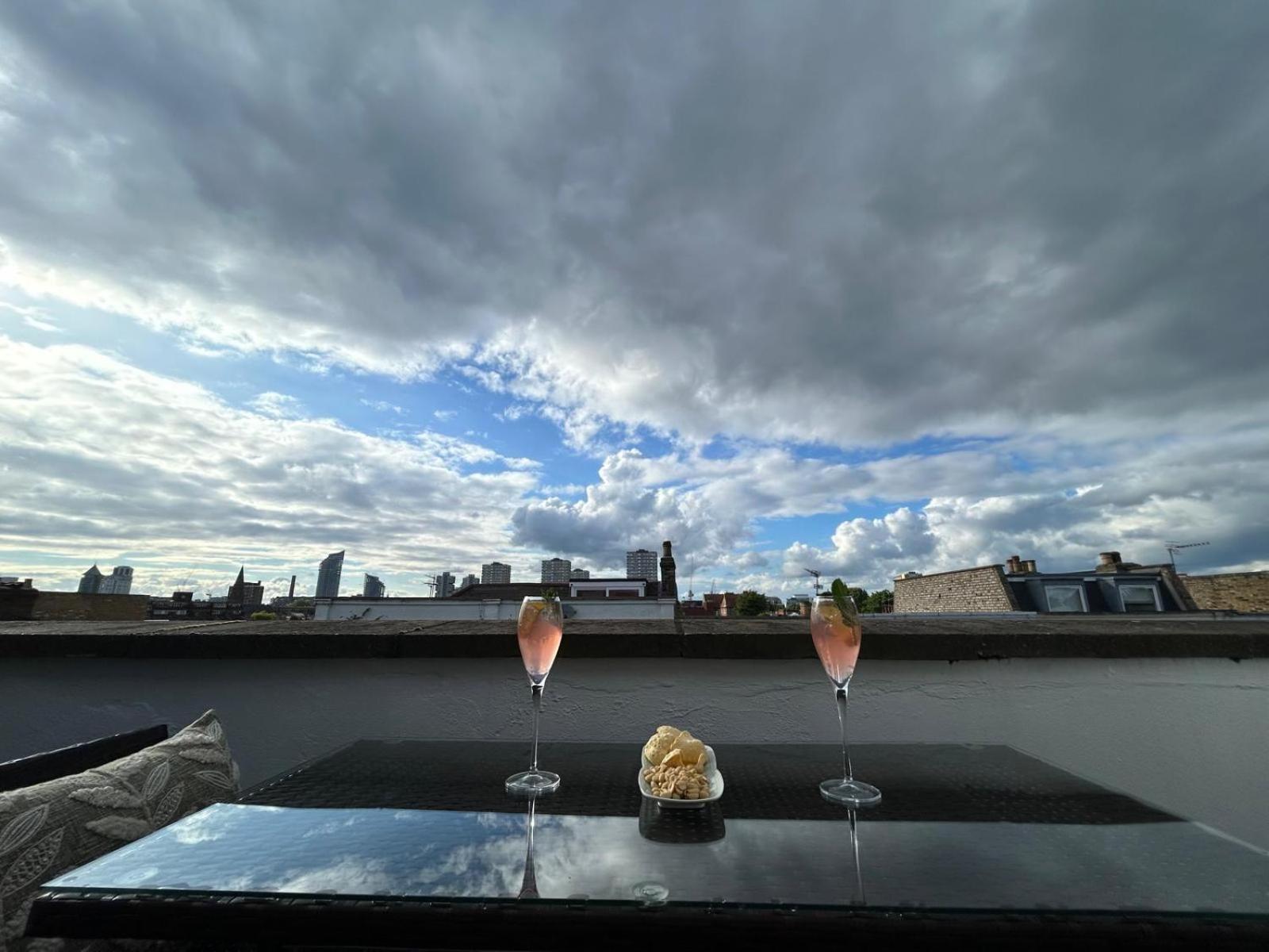 Battersea 2-bedroom Top-floor With Cozy Balcony * Londra